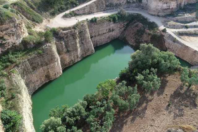 La Bari che non ti aspetti: in una cava al confine con Bitritto c'� un lago nascosto